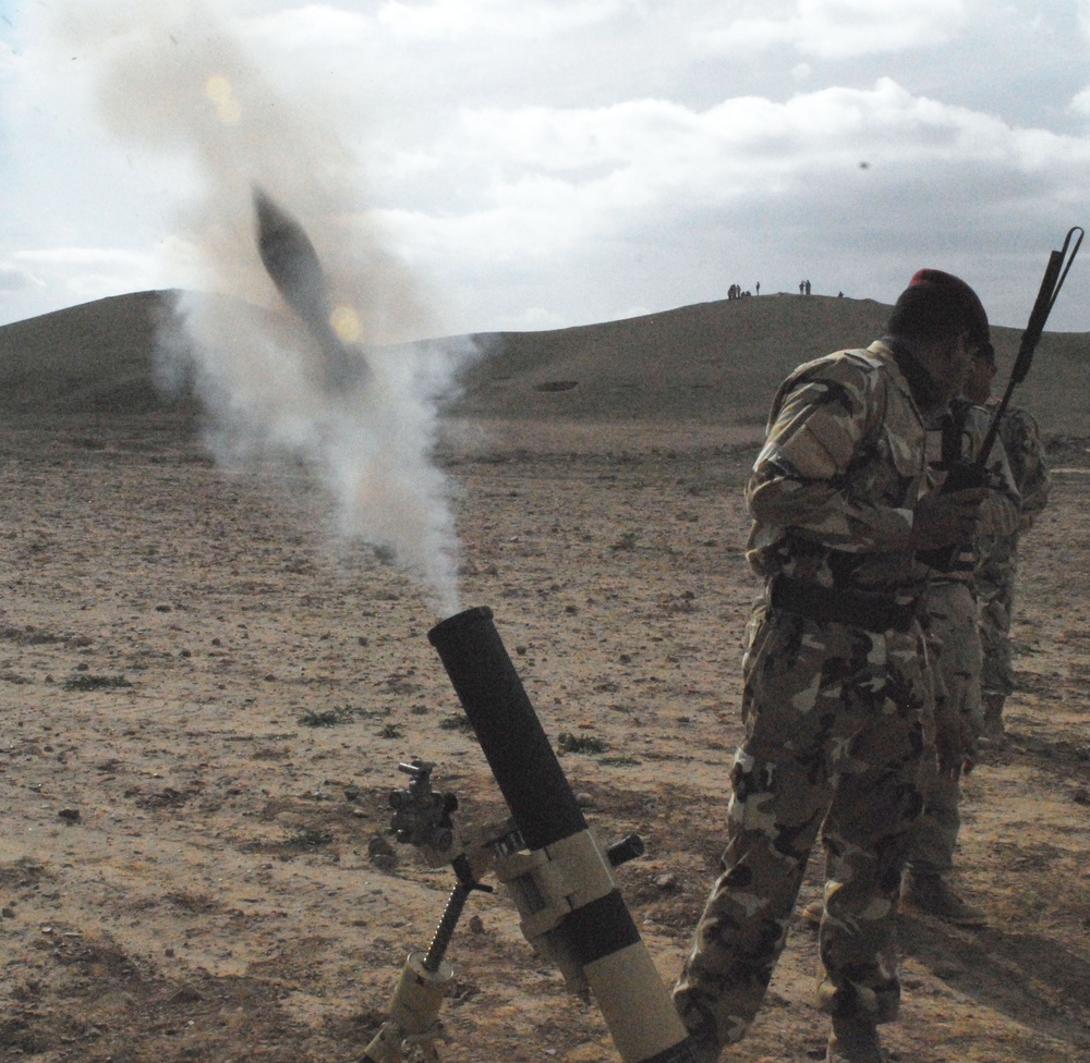 Iraqi army leadership trains mortar men