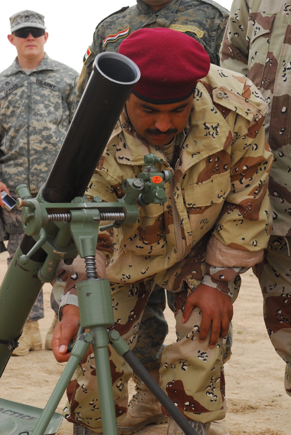 Iraqi army leadership trains mortar men