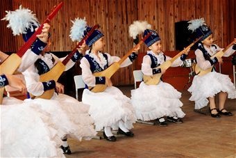 Redskins cheerleaders entertained by gifted musicians