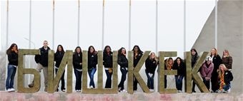 Redskins cheerleaders entertained by gifted musicians