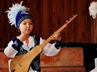 Redskins cheerleaders entertained by gifted musicians