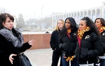 Redskins cheerleaders entertained by gifted musicians