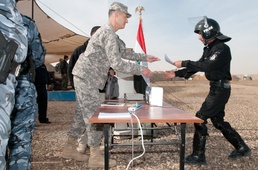 Top Anbar security officials graduate 45 policemen from civil disturbance course