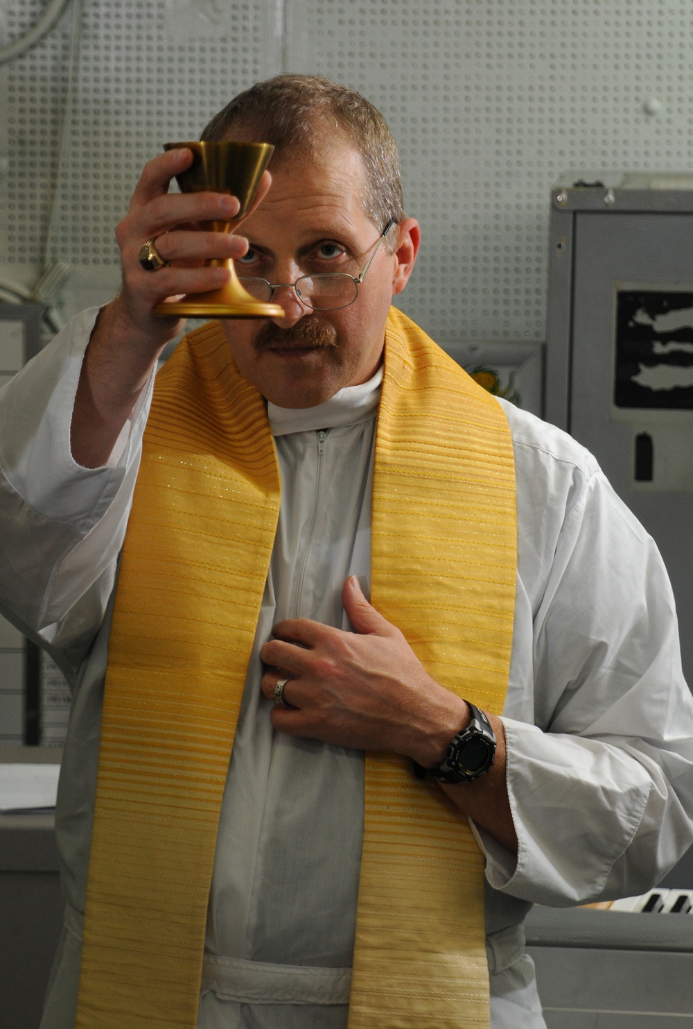 Catholic mass aboard the USS Hue City