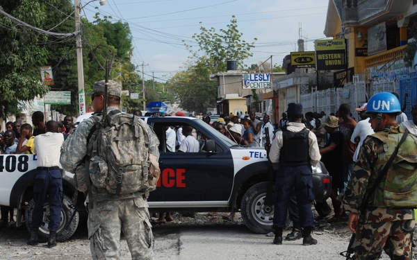 2-319th, Black Falcons, Deliver Much Needed Food and Water in Port-au-Prince