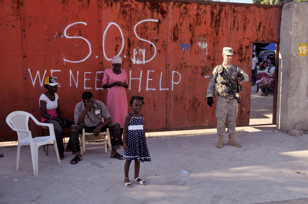 2-319th, Black Falcons, Deliver Much Needed Food and Water in Port-au-Prince