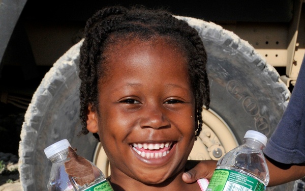 2-319th, Black Falcons, Deliver Much Needed Food and Water in Port-au-Prince