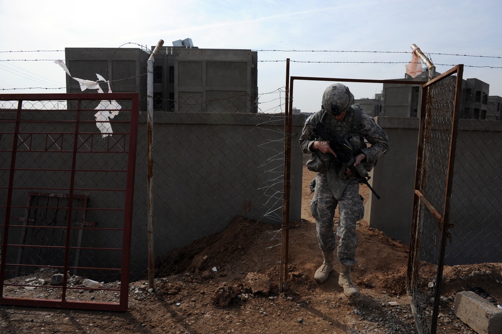 1-30 IR Maintains Secuirty for Iraqi Traffic Control Point