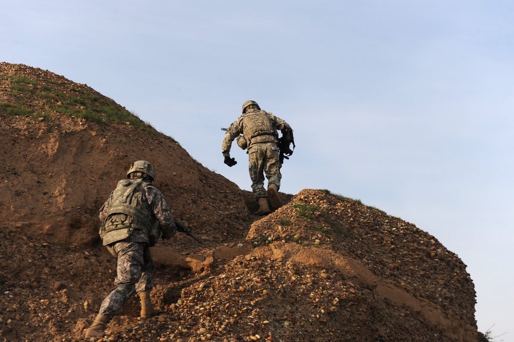 1-30 IR Maintains Secuirty for Iraqi Traffic Control Point
