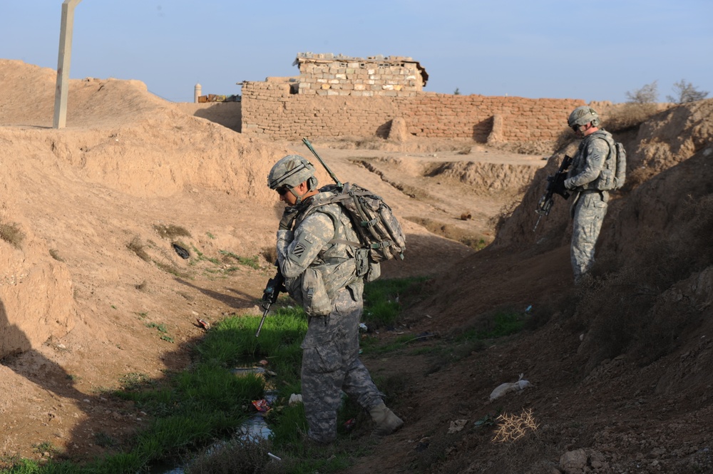 1-30 IR Maintains Secuirty for Iraqi Traffic Control Point