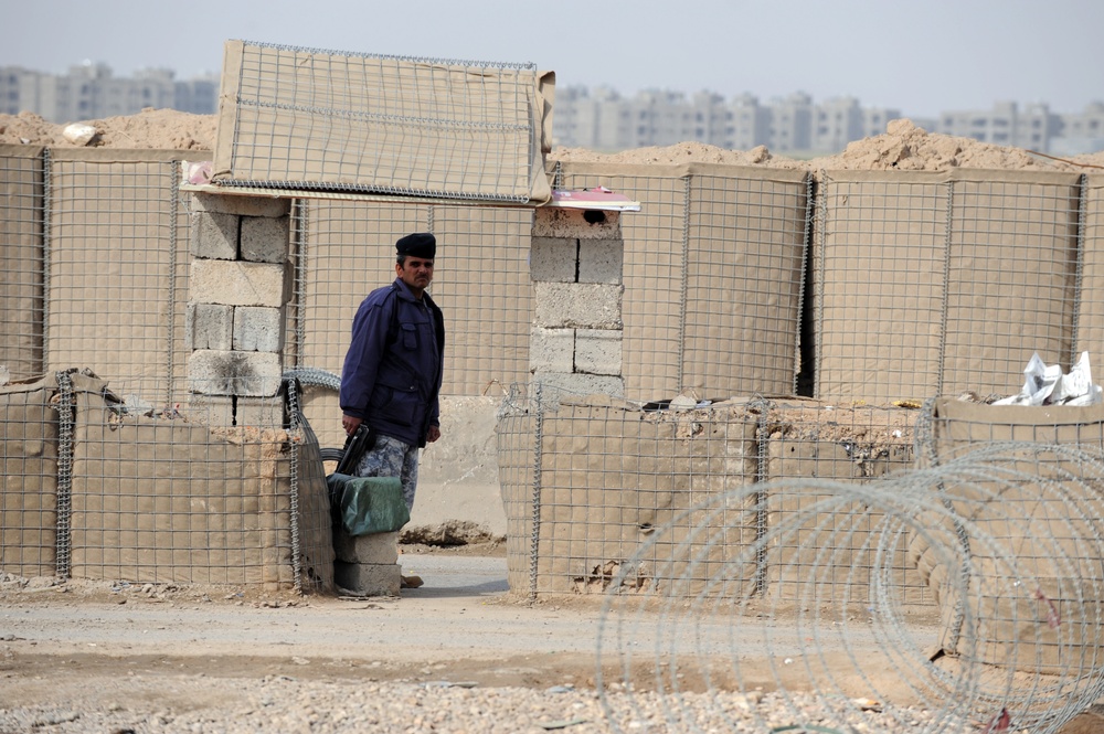 1-30 IR Maintains Secuirty for Iraqi Traffic Control Point