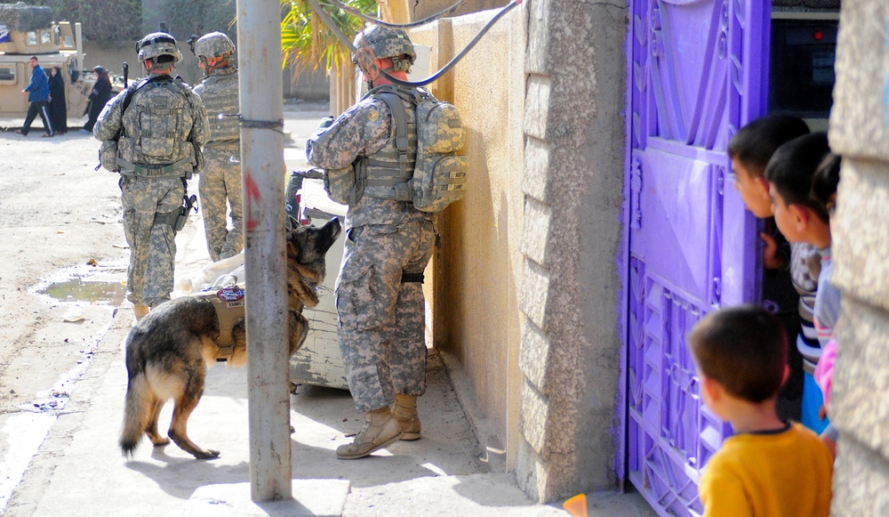 ISF uses U.S. dog team for foot patrol in Baghdad
