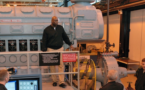 Enlisted naval leaders visit recruit training