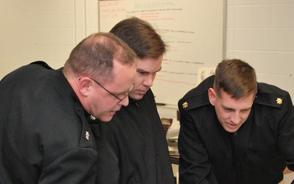 Enlisted naval leaders visit recruit training