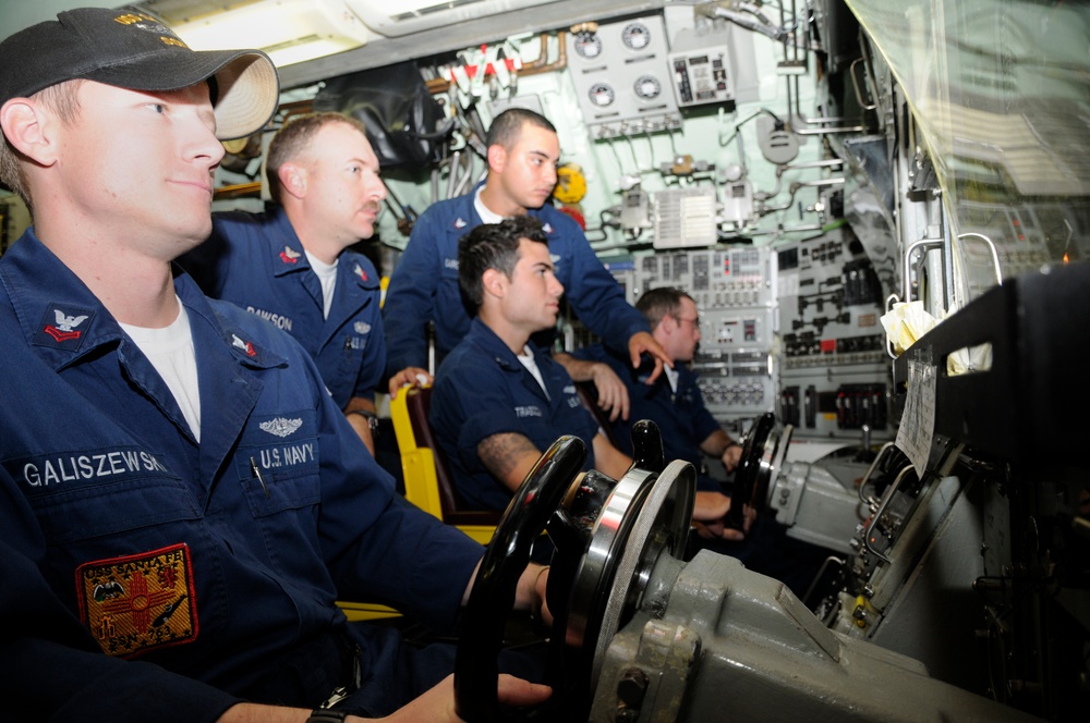 USS Louisville transits Pacific ocean