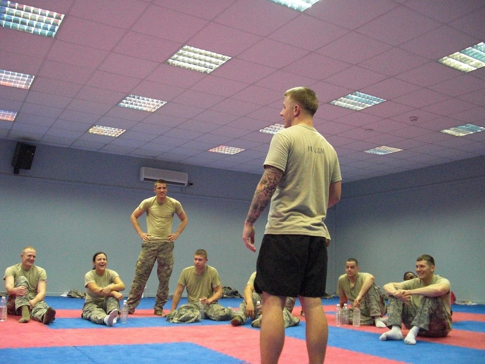 Soldier teaches Ft. Lewis, Wash., company hand-to-hand combatives