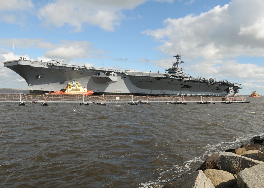 USS Carl Vinson pulls into port