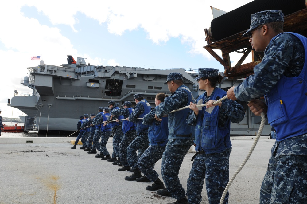 USS Carl Vinson pulls into port