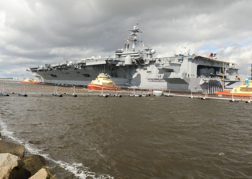 USS Carl Vinson pulls into port