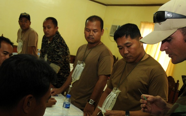 Armed Forces of the Philippines and Joint Special Operations Task Force-Philippines Teach Combat Medic Lifesaving Course