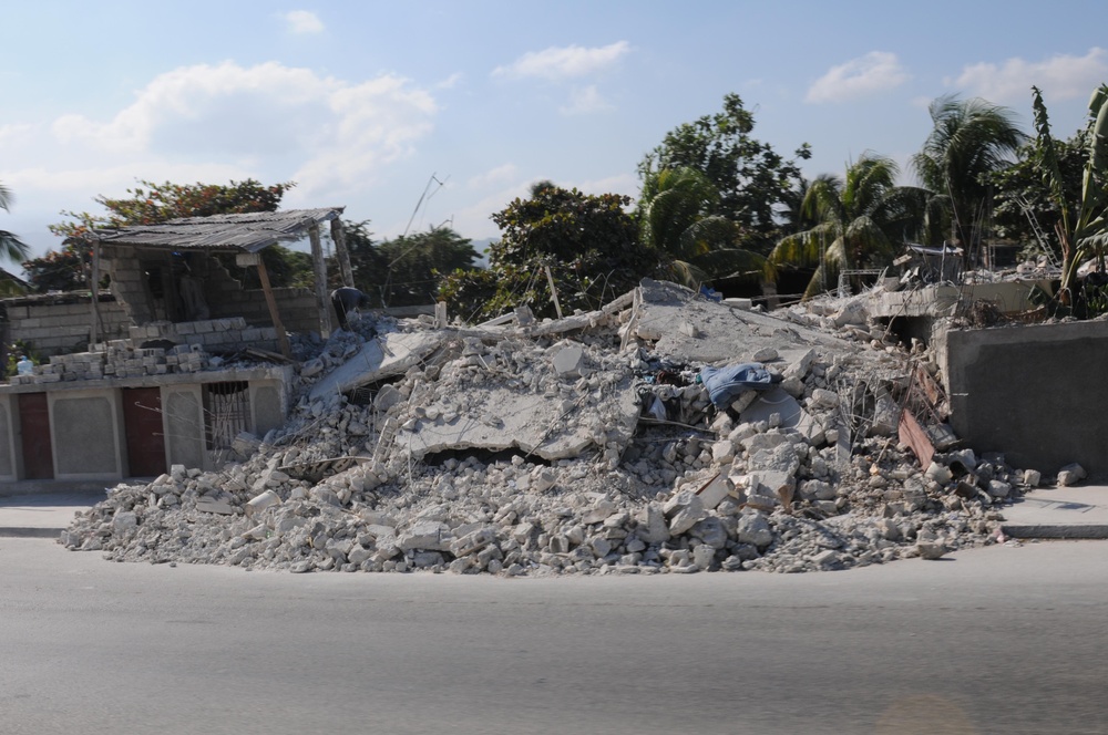 Marine and Navy personnel provide relief to Haitians in Carrefour