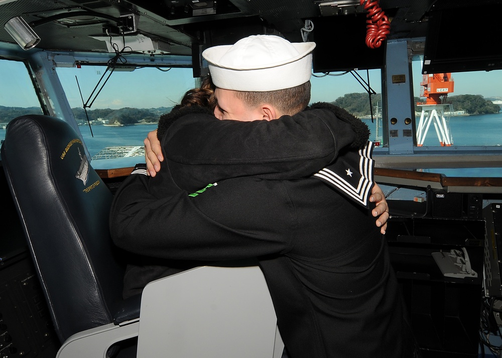 Sailor proposes on USS George Washington navigation bridge