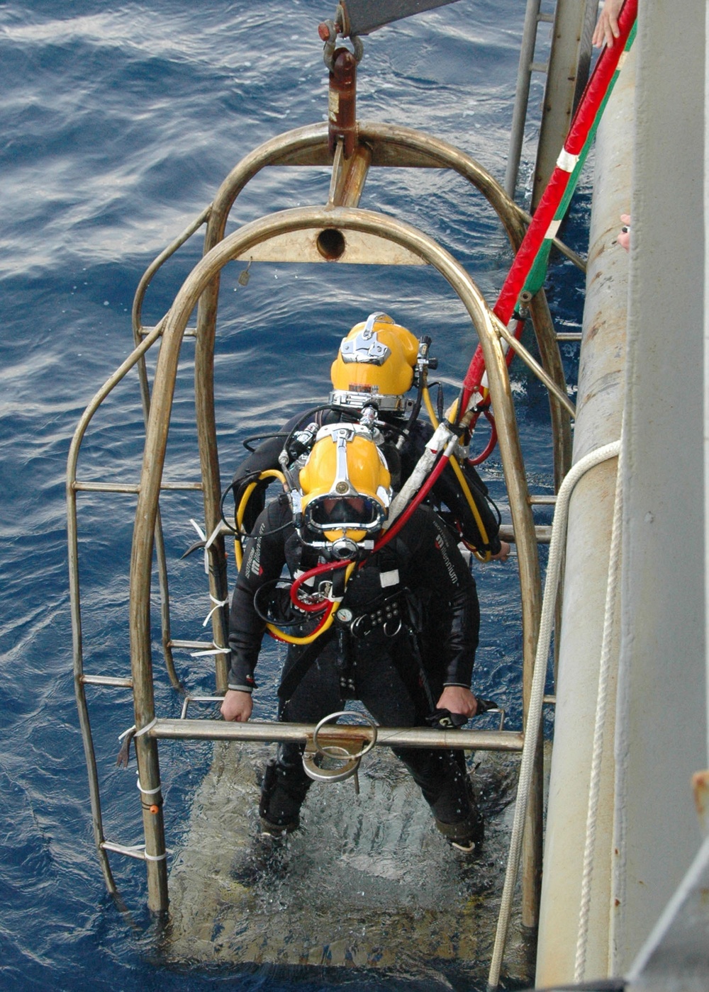 USNS Grapple assists with the recovery of Airways flight 409