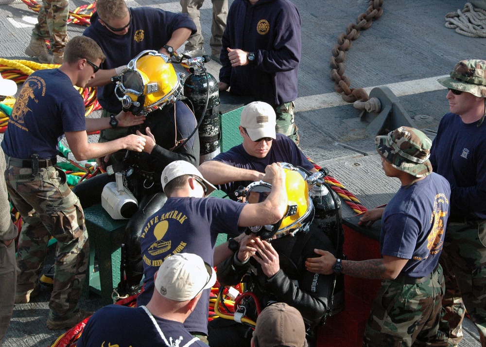USNS Grapple assists with the recovery of Airways flight 409