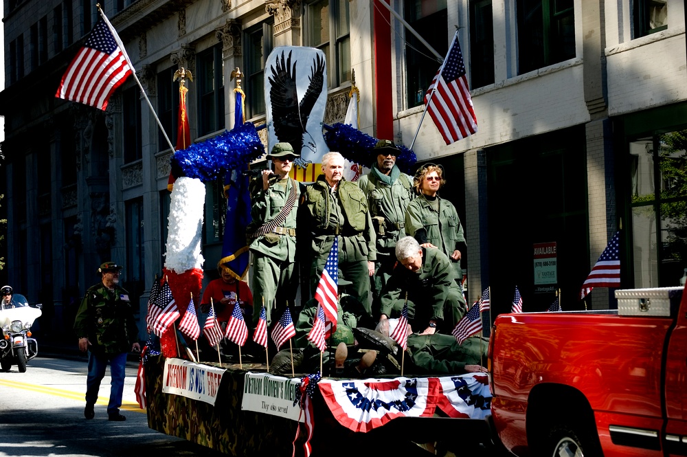 Living Vietnam Womens Memorial at Atlanta Veterans Dav Parade