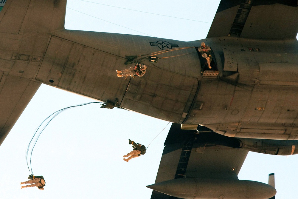 Airborne Training Operations Begin in Iraq With Goal of U.S. - Iraqi Jump