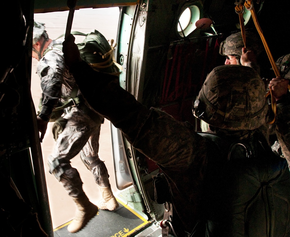 Airborne training operations begin in Iraq with goal of U.S. - Iraqi jump