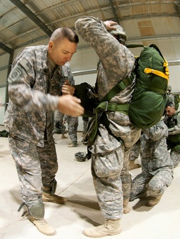 Airborne training operations begin in Iraq with goal of U.S. - Iraqi jump