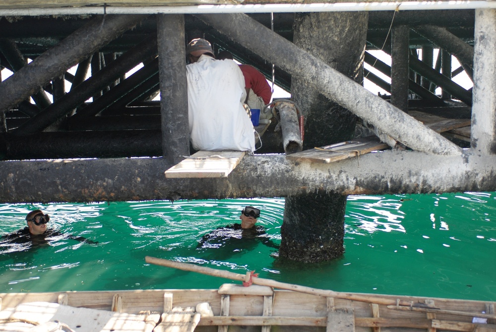 Army divers repair Haitian seaport