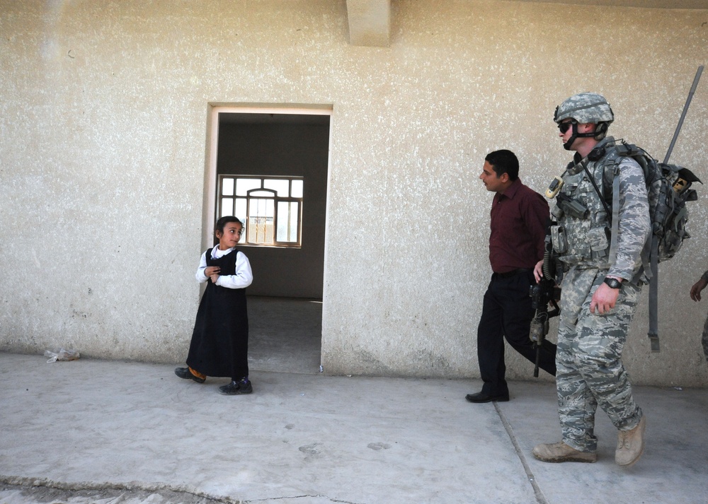 Security forces advise Iraqi police for elections