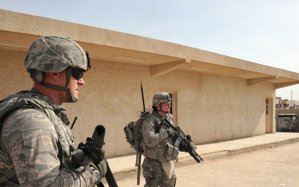 Security forces advise Iraqi police for elections