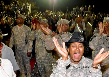 Charlie Wilson performs for troops in Iraq