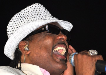 Charlie Wilson performs for troops in Iraq