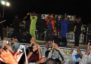 Charlie Wilson performs for troops in Iraq