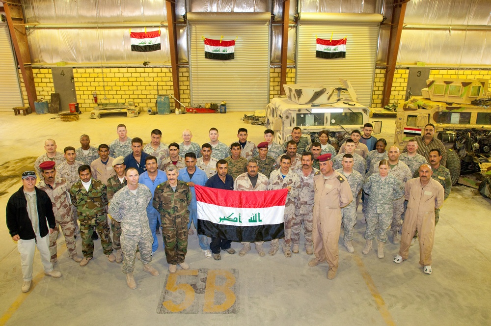 DVIDS - News - U.S., Iraqi Soldiers Graduate Software Training Together