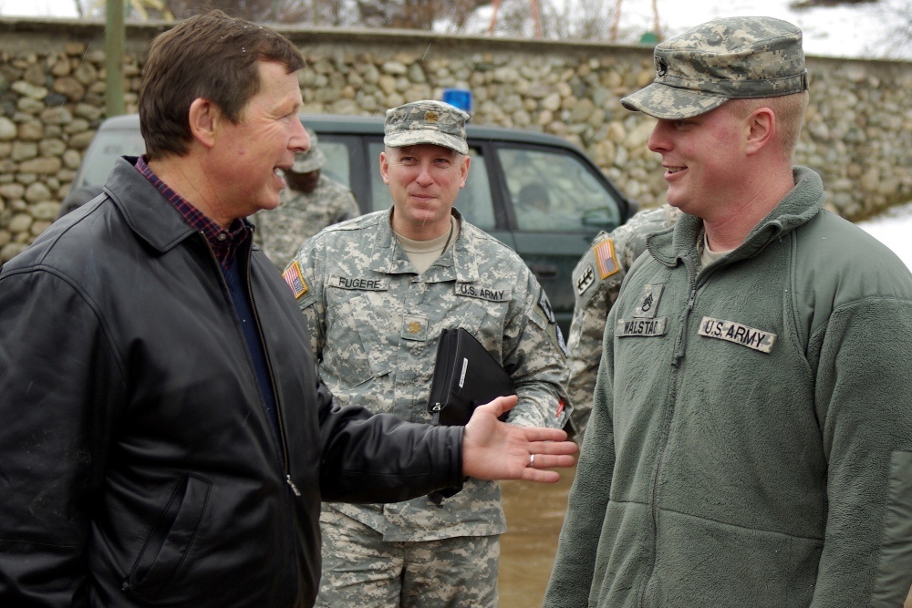 U.S. Congressman Earl Pomeroy visits N.D. troops in Kosovo