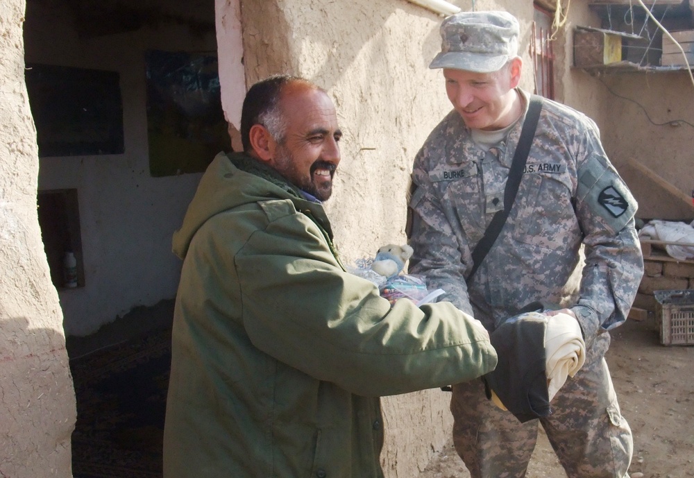 Mississippi Guardsman Visit Friend, Bring Gifts