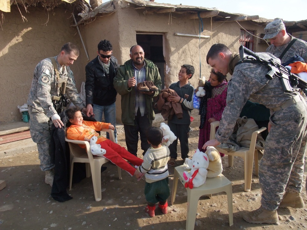 Mississippi Guardsman Visit Friend, Bring Gifts