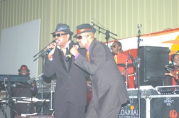 Charlie Wilson Performs in Midst of Iraqi Sandstorm