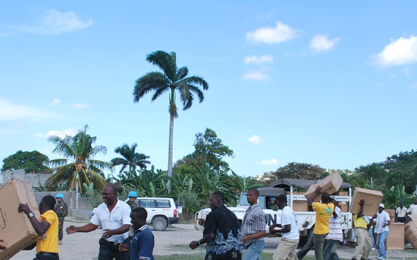 US special operations work to bring supplies to Haiti