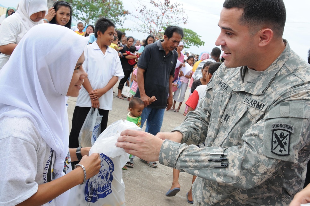 U.S. Forces Assist in Treating 1,000 Patients During Zamboanga Medical Civic Action Project