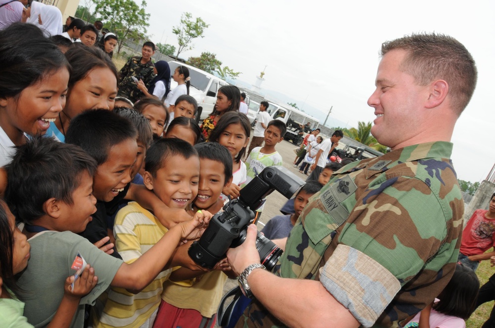 U.S. Forces Assist in Treating 1,000 Patients During Zamboanga Medical Civic Action Project