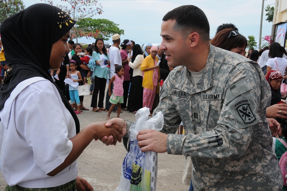 U.S. Forces Assist in Treating 1,000 Patients During Zamboanga Medical Civic Action Project