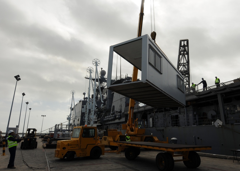 USS Gunston Hall Arrives at Naval Station Rota