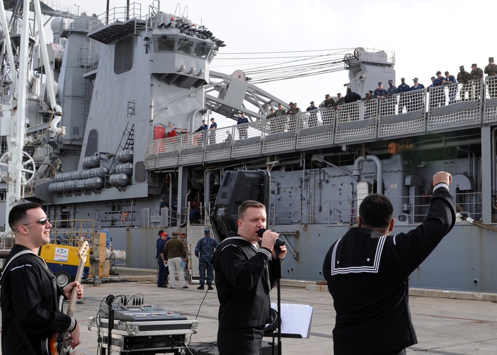 USS Gunston Hall Arrives at Naval Station Rota