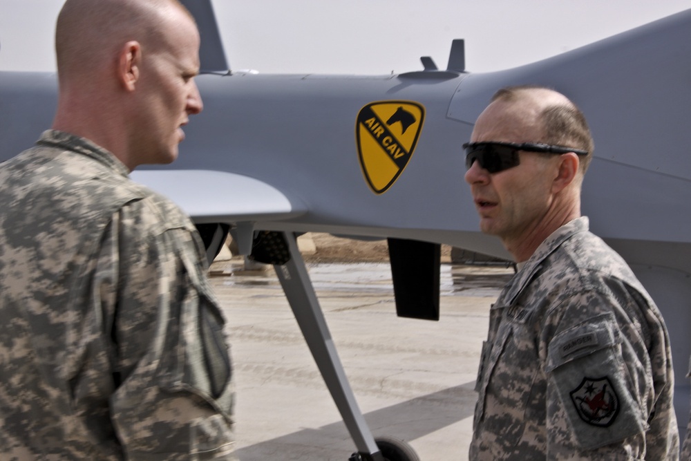 USF–I deputy commanding general of operations visits 1st Air Cavalry